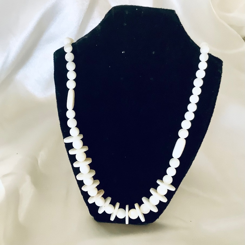 Elegant Mother of Pearl Choker Necklace NWT